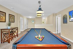 Warm and Inviting Family Villa! Themed Rooms, Movie Room and Upstairs 