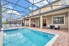 Warm and Inviting Family Villa! Themed Rooms, Movie Room and Upstairs 