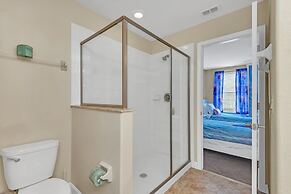 Warm and Inviting Family Villa! Themed Rooms, Movie Room and Upstairs 