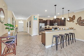 Warm and Inviting Family Villa! Themed Rooms, Movie Room and Upstairs 