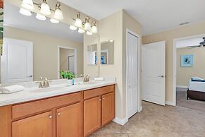 Warm and Inviting Family Villa! Themed Rooms, Movie Room and Upstairs 