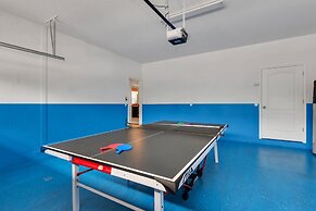 Warm and Inviting Family Villa! Themed Rooms, Movie Room and Upstairs 