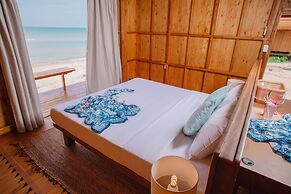 Hola Beach-Beach Club & Eco Glamping Resort