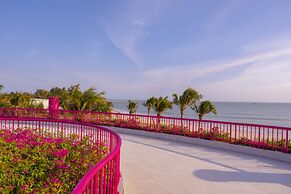 Hola Beach-Beach Club & Eco Glamping Resort