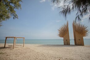 Hola Beach-Beach Club & Eco Glamping Resort