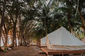 Hola Beach-Beach Club & Eco Glamping Resort