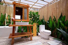 Hola Beach-Beach Club & Eco Glamping Resort