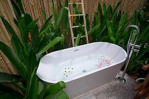 Hola Beach-Beach Club & Eco Glamping Resort