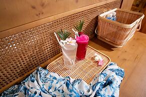 Hola Beach-Beach Club & Eco Glamping Resort