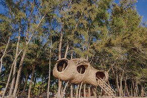 Hola Beach-Beach Club & Eco Glamping Resort