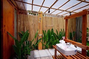 Hola Beach-Beach Club & Eco Glamping Resort