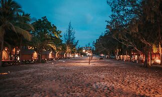 Hola Beach-Beach Club & Eco Glamping Resort