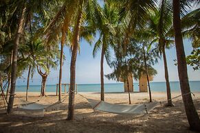 Hola Beach-Beach Club & Eco Glamping Resort