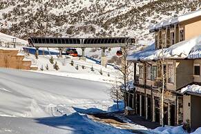 Vintage On The Strand 4 Bedrooms VIN-17 by KBM