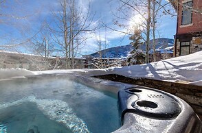 Vintage On The Strand 4 Bedrooms VIN-17 by KBM