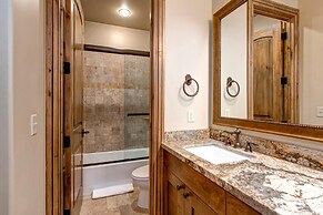 Vintage On The Strand 4 Bedrooms VIN-17 by KBM