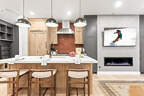 Lift Lodge 2 Bedrooms LLC103 by KBM