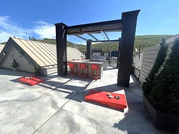 Lift Lodge 2 Bedrooms LLC103 by KBM