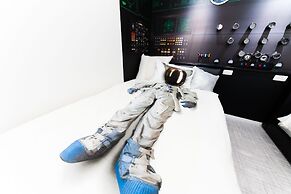 GUEST HOUSE DISCOVERY SHIP