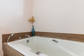 Healdsburg Home With Magnificent Vineyard View 2 Bedroom Home by RedAw