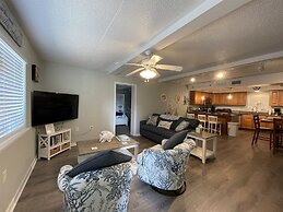 Salty Dog 2 Bedroom Villa by RedAwning