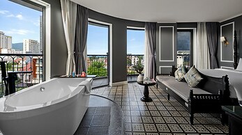 Hotel Del Luna by LUK Global