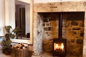 1700s Canalside Cottage Sleeps up to 12 Guests