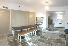 1700s Canalside Cottage Sleeps up to 12 Guests