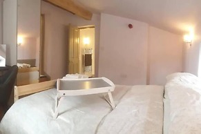 1700s Canalside Cottage Sleeps up to 12 Guests