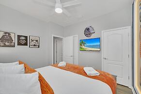 Stunning Modern Family Villa, Pool & Jacuzzi With Private View, Themed