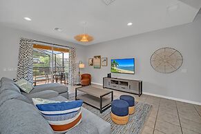 Stunning Modern Family Villa, Pool & Jacuzzi With Private View, Themed