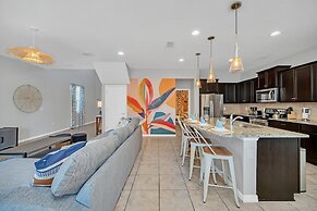 Stunning Modern Family Villa, Pool & Jacuzzi With Private View, Themed