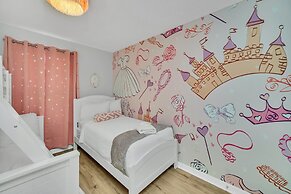 Stunning Modern Family Villa, Pool & Jacuzzi With Private View, Themed