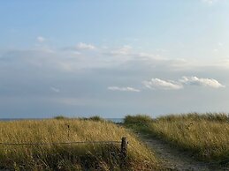 Brand New Basement Apt next to Beach & Go Train