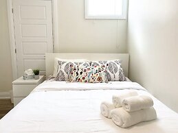 Brand New Basement Apt next to Beach & Go Train