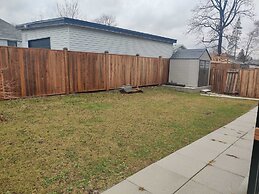 Brand New Basement Apt next to Beach & Go Train