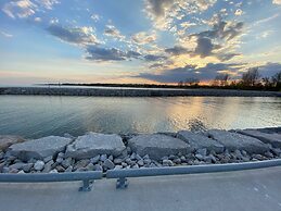 Brand New Basement Apt next to Beach & Go Train