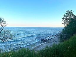 Brand New Basement Apt next to Beach & Go Train