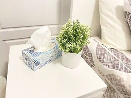 Brand New Basement Apt next to Beach & Go Train