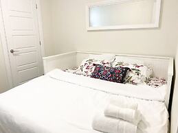 Brand New Basement Apt next to Beach & Go Train