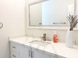Brand New Basement Apt next to Beach & Go Train