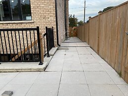 Brand New Basement Apt next to Beach & Go Train