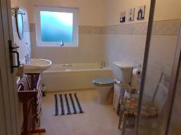 Inviting 3-bed Cottage Close to Pwllheli