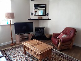 Inviting 3-bed Cottage Close to Pwllheli