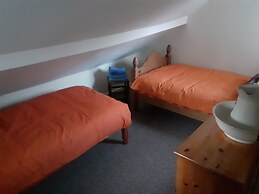 Inviting 3-bed Cottage Close to Pwllheli