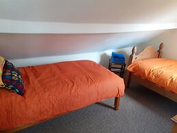 Inviting 3-bed Cottage Close to Pwllheli