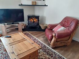 Inviting 3-bed Cottage Close to Pwllheli