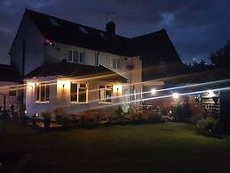 Spacious 3bed Property With Parking Large Garden