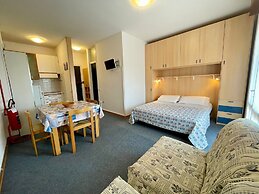 Bright Studio With Terrace and Shared Pool-beahost