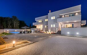 Villa D Pula 3-bedrooms Luxury Accomodation